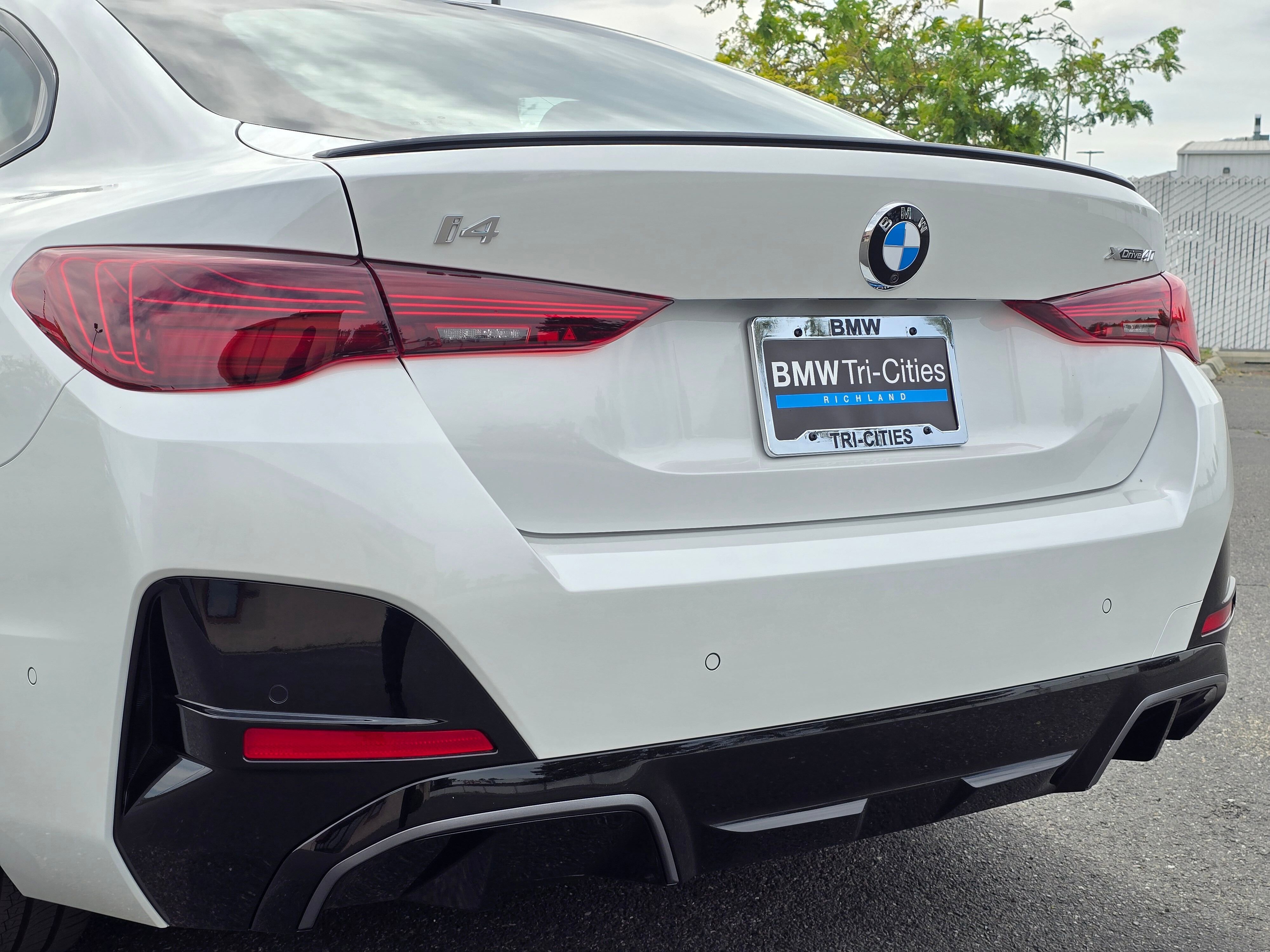 New 2026 Mineral White Metallic BMW xDrive40 image 39