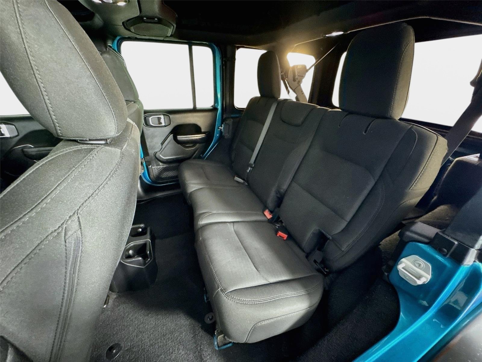 Used 2020 Bikini Pearlcoat Jeep Sport S image 20