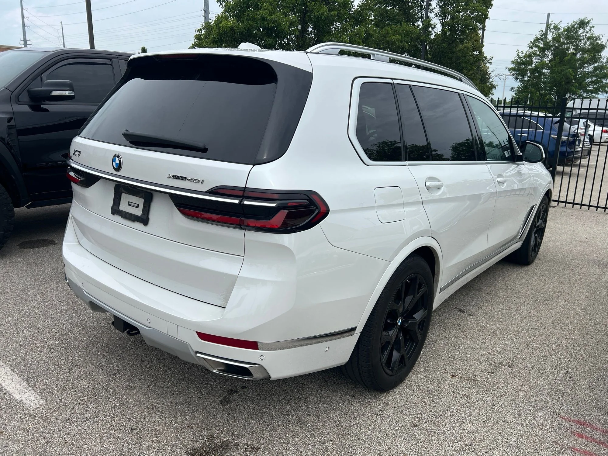 Used 2024 White BMW xDrive40i image 3
