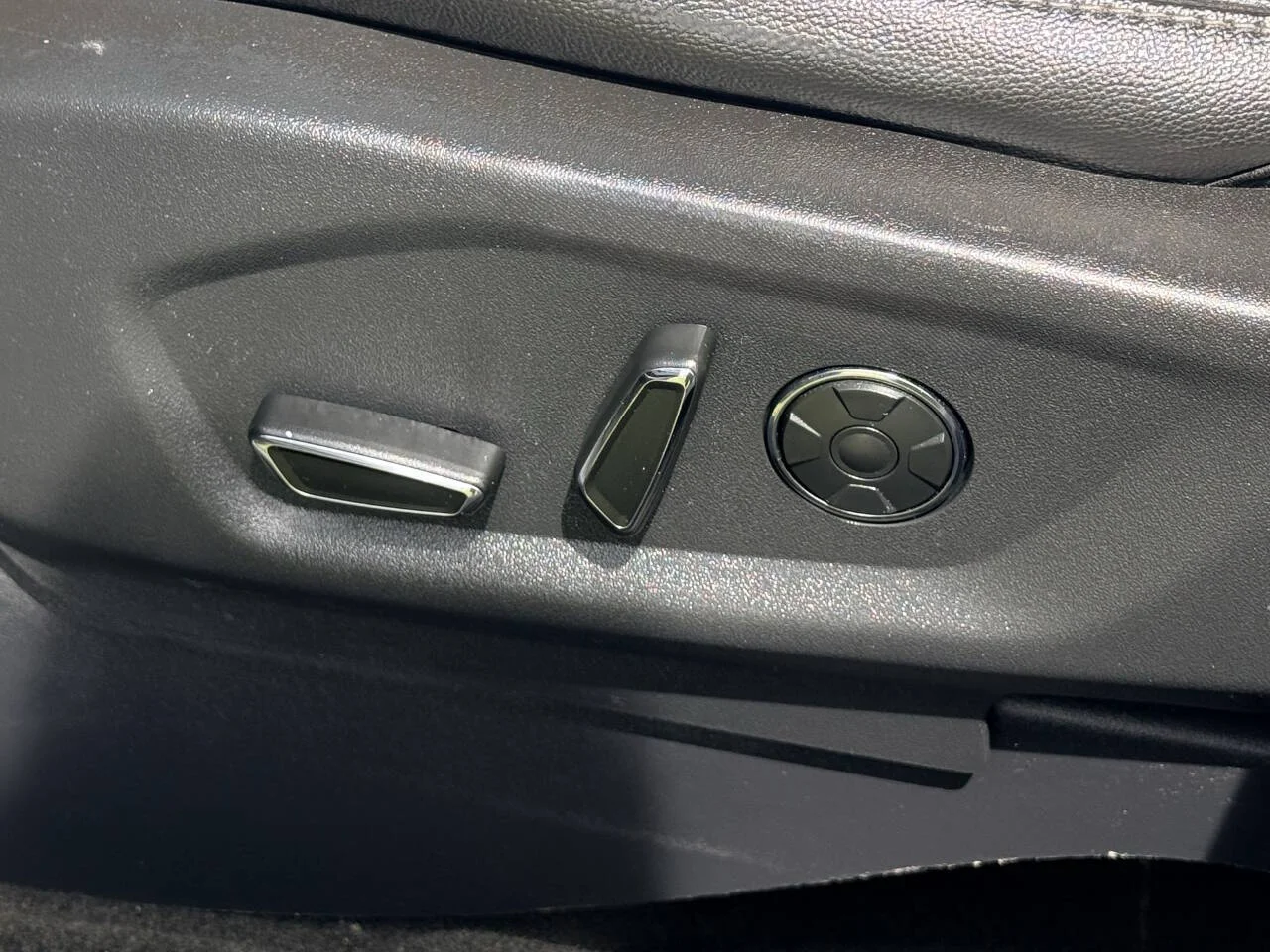 Used 2016 Gray Ford Limited 4dr SUV image 19