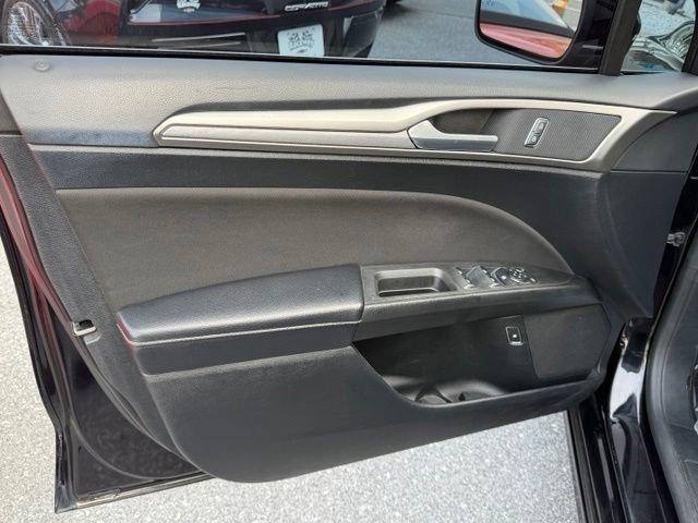 Used 2019 Black Ford SE image 27