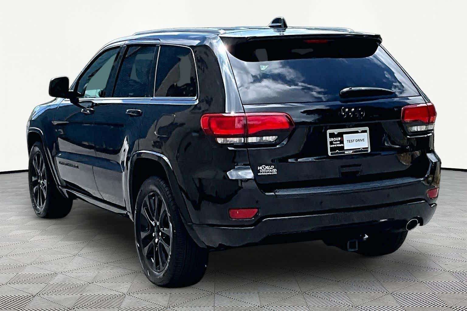Used 2018 Diamond Black Crystal Pearlcoat Jeep Altitude image 12