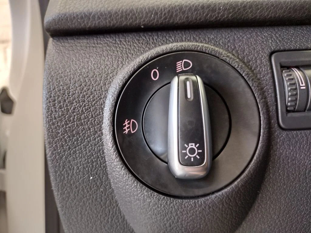 Used 2014 White Volkswagen SE image 21