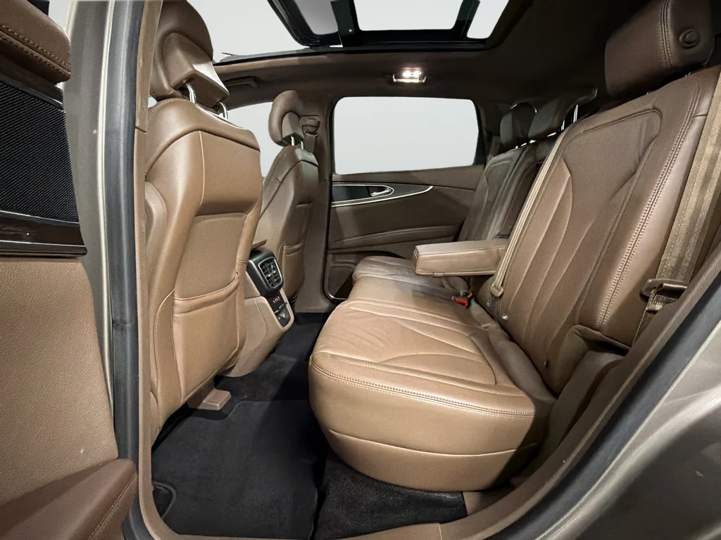 Used 2017 Gray Lincoln Reserve image 17