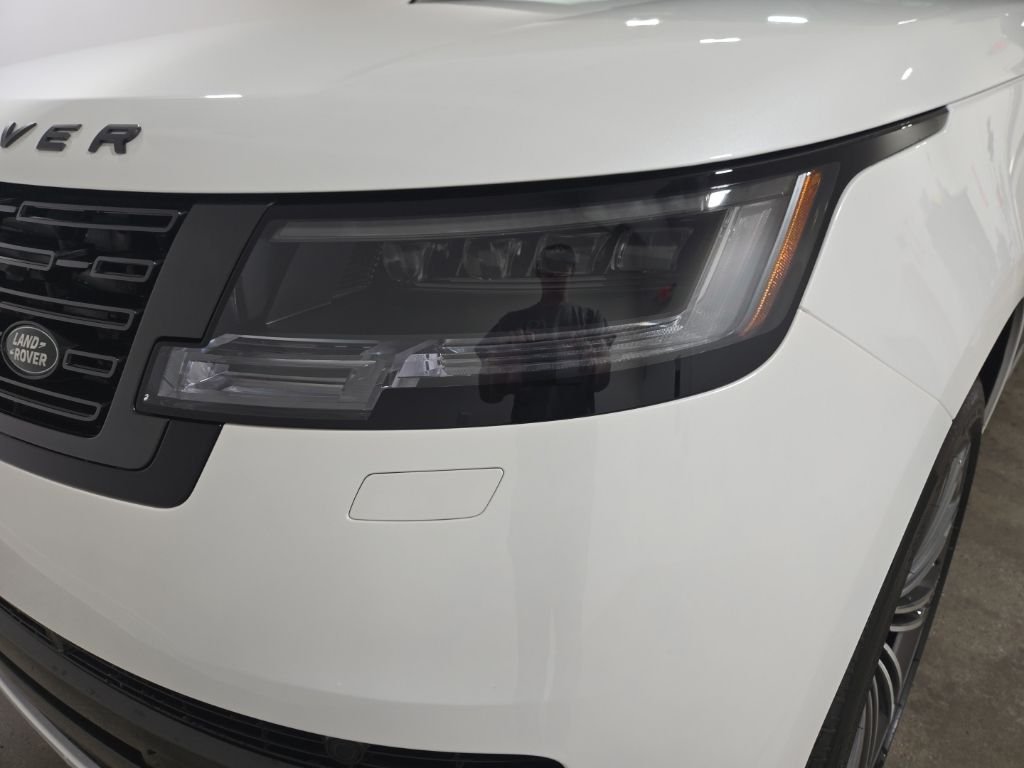 New 2026 Ostuni Pearl White Land Rover SE image 28
