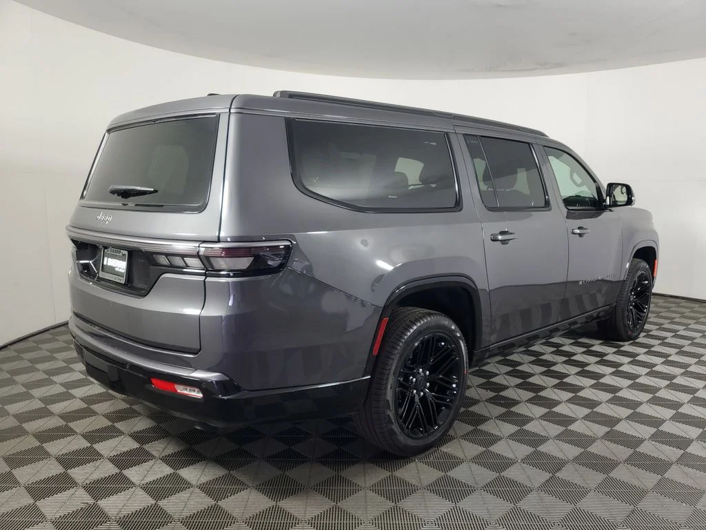 New 2026 Baltic-Gray Metallic Clear-Coat Exterior Paint Jeep Limited Reserve image 4