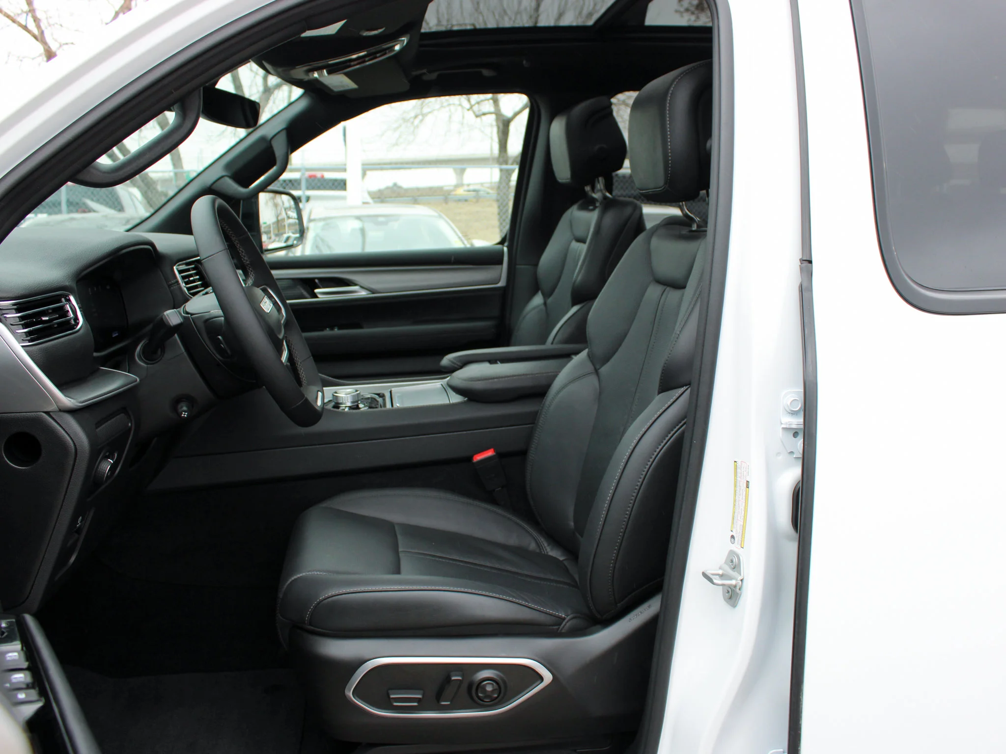 Used 2025 White Jeep Series II Carbide * HD Trailer?Tow | Three Panel Sunroof | 8 Seats | Heated Seats | Apple CarPlay image 3
