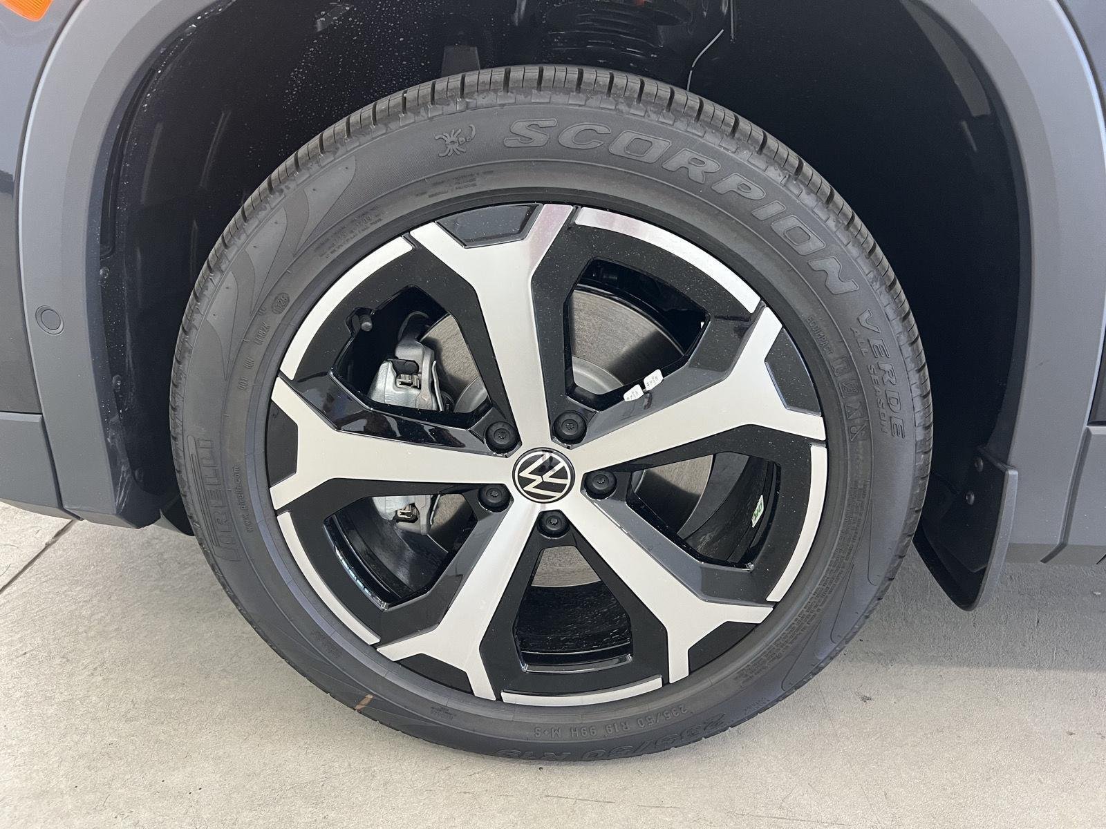 New 2026 deep black pearl Volkswagen SE image 7