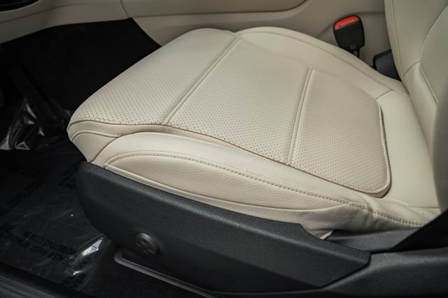 Used 2024 Polar White Mercedes-Benz GLC 300 image 32