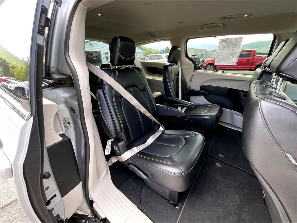 Used 2024 Silver Mist Clearcoat Chrysler Touring L image 16