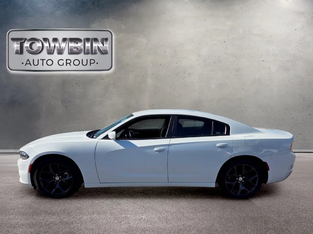 Used 2022 White Dodge SXT image 7