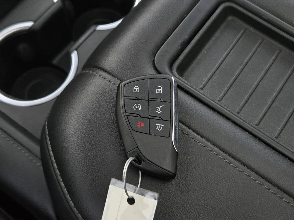 Used 2022 Black Chevrolet Z71 image 40