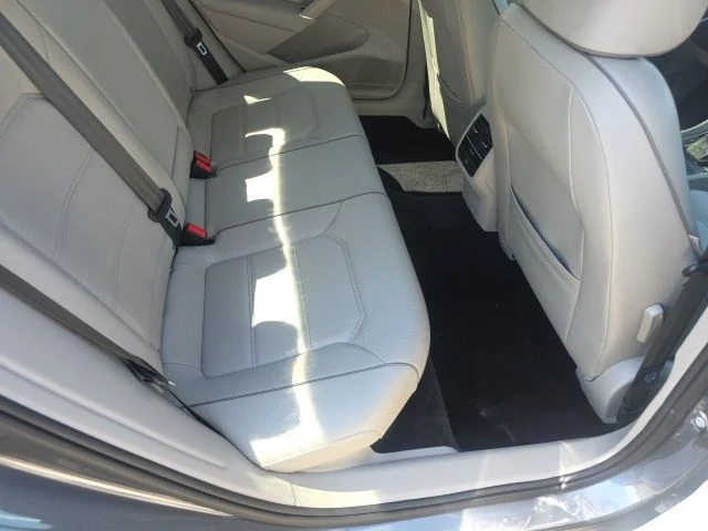 Used 2018 Platinum Gray Metallic Volkswagen 2.0T SE image 11