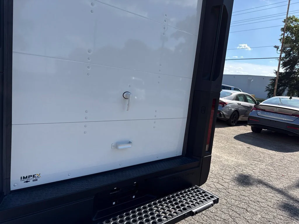 Used 2024 Oyster White BrightDrop EJY image 30