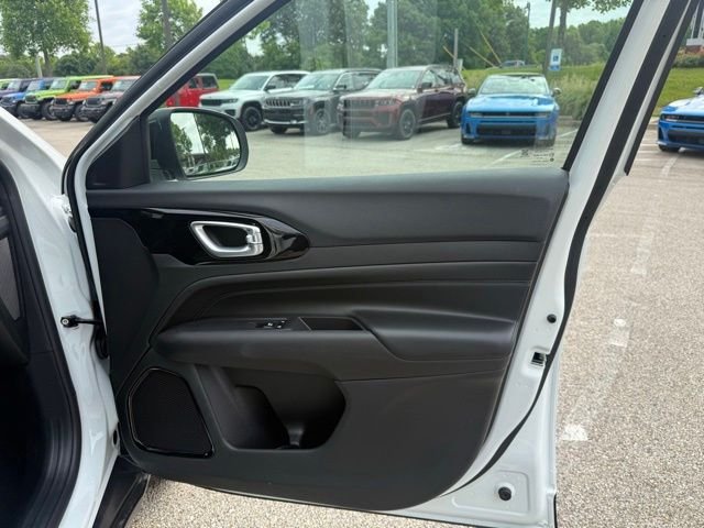 New 2026 Bright White Clear-Coat Exterior Paint Jeep Latitude image 27