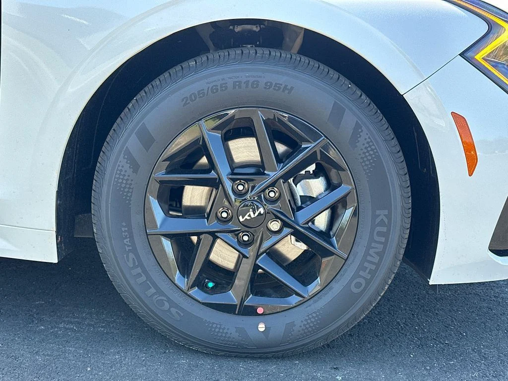 New 2026 White Kia LXS image 12