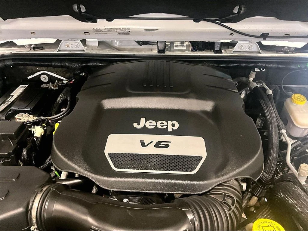 Used 2017 White Jeep Sahara image 33