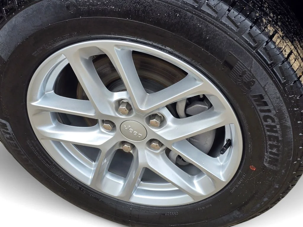 Used 2025 Silver Jeep Laredo image 11