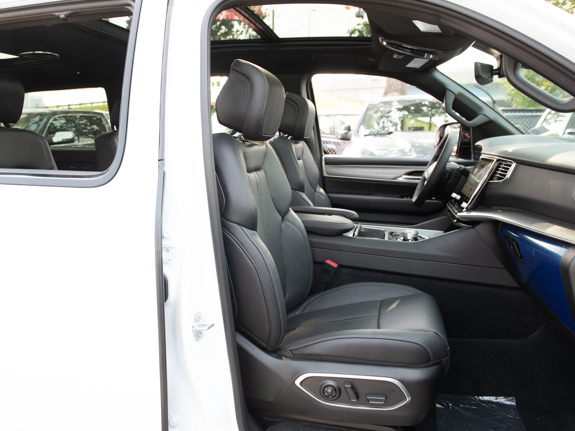 New 2026 White Jeep Limited Reserve* image 28