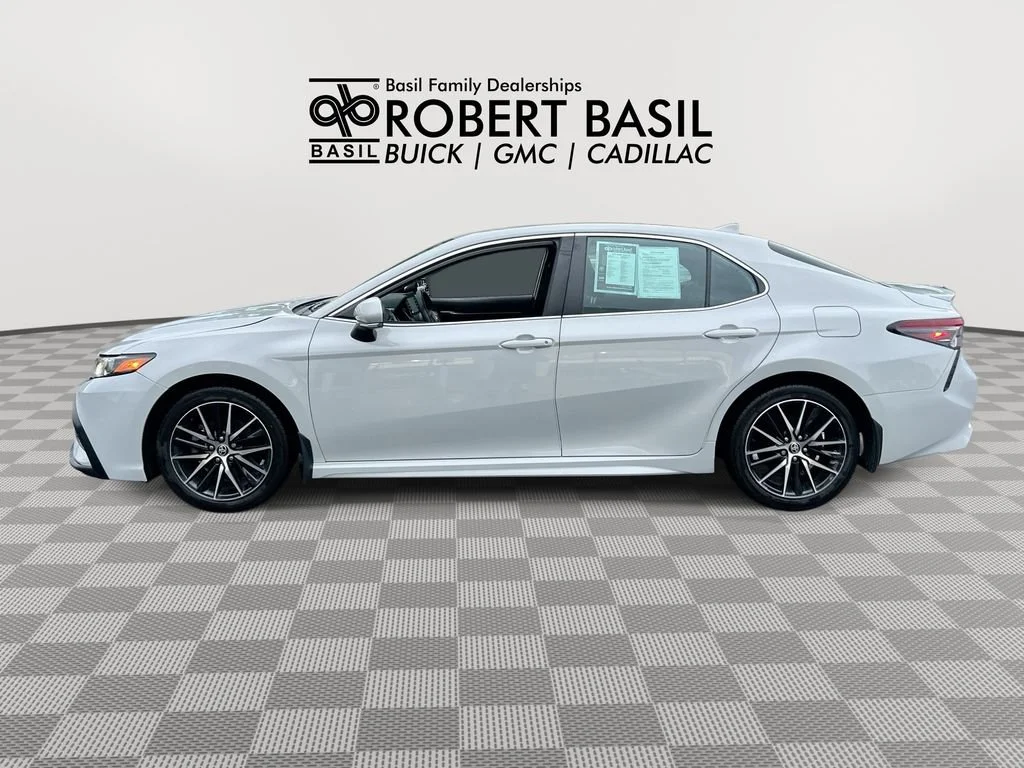 Used 2024  Toyota SE image 5