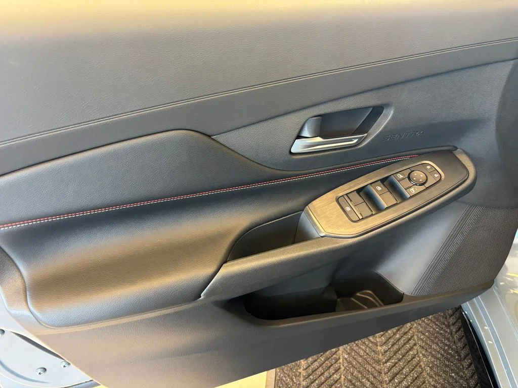 New 2026 Atlantic Gray Metallic / Super Black Two-tone Nissan SR image 13