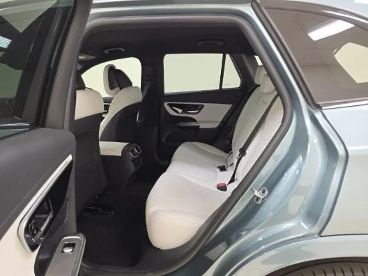 Used 2025 Silver Mercedes-Benz GLC 300 image 4