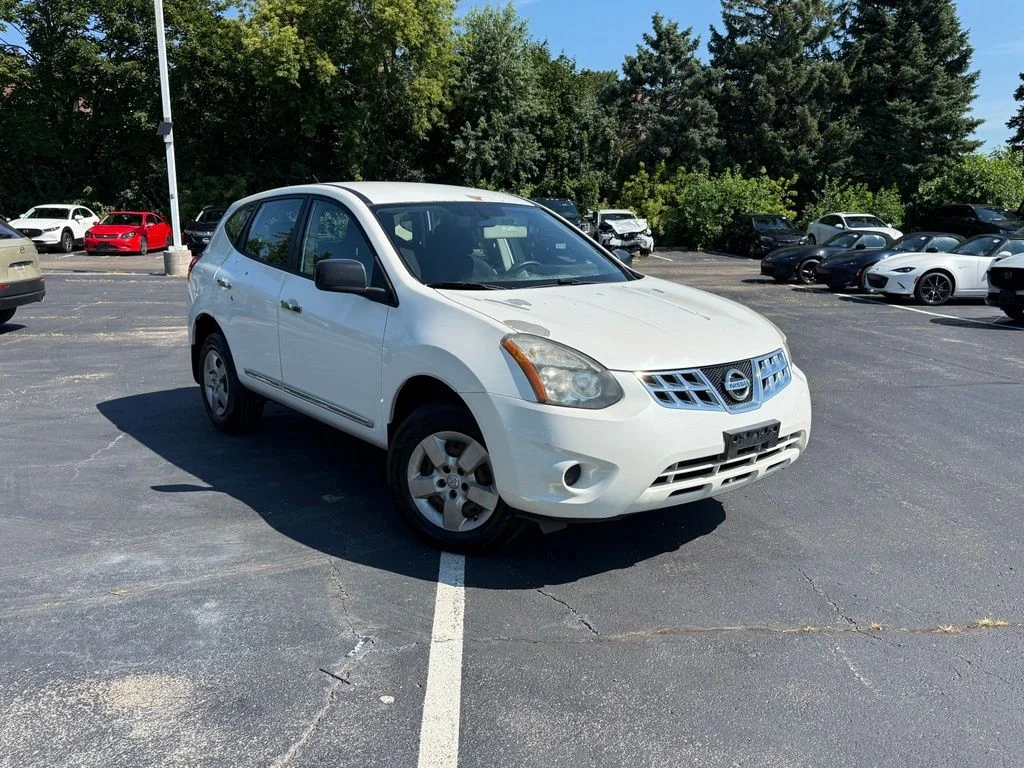 Used 2014 White Nissan S image 9