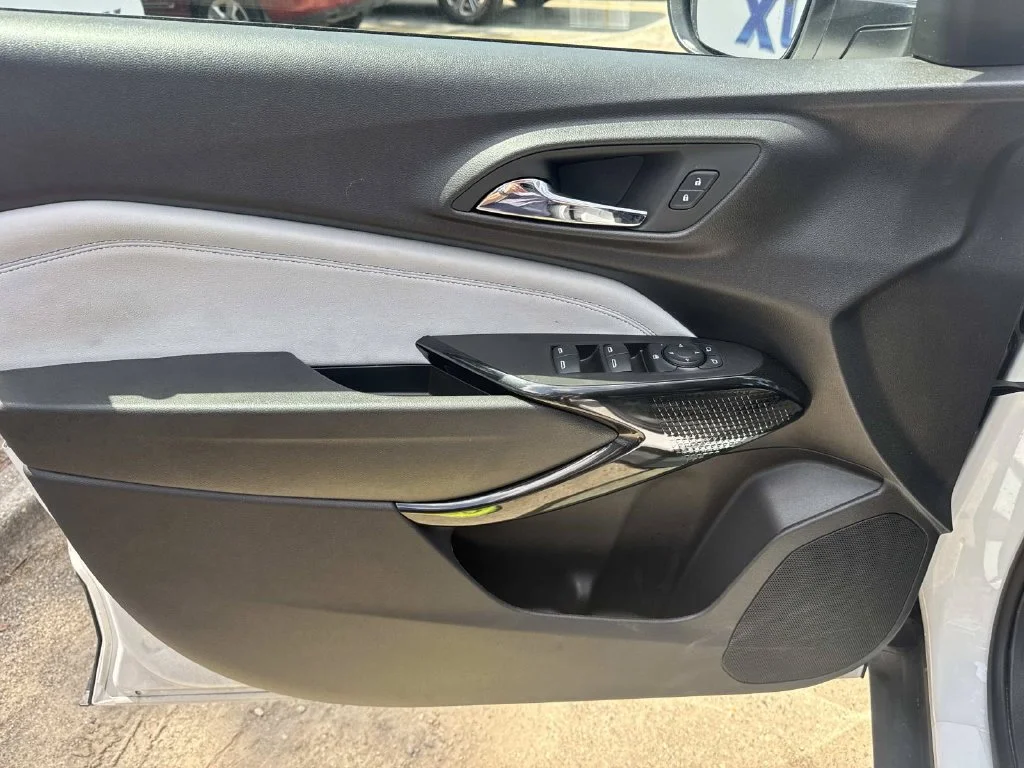 Used 2025 White Chevrolet LT image 23