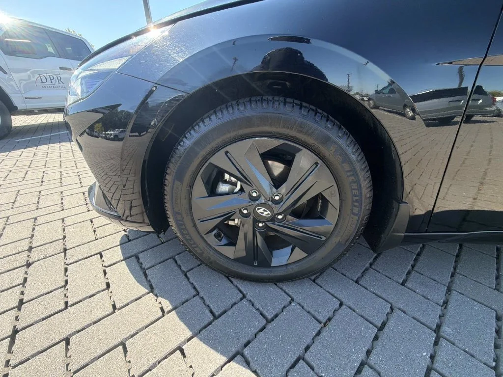 Used 2023 Black Hyundai SEL image 10