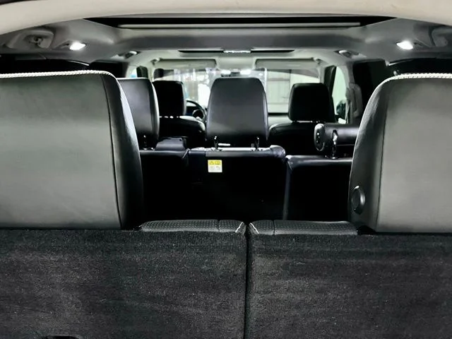 Used 2017 Black Land Rover First Edition image 4