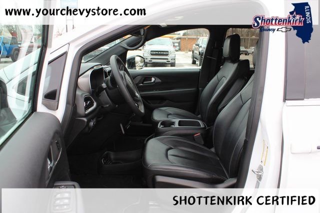 Used 2025 White Chrysler Select image 10