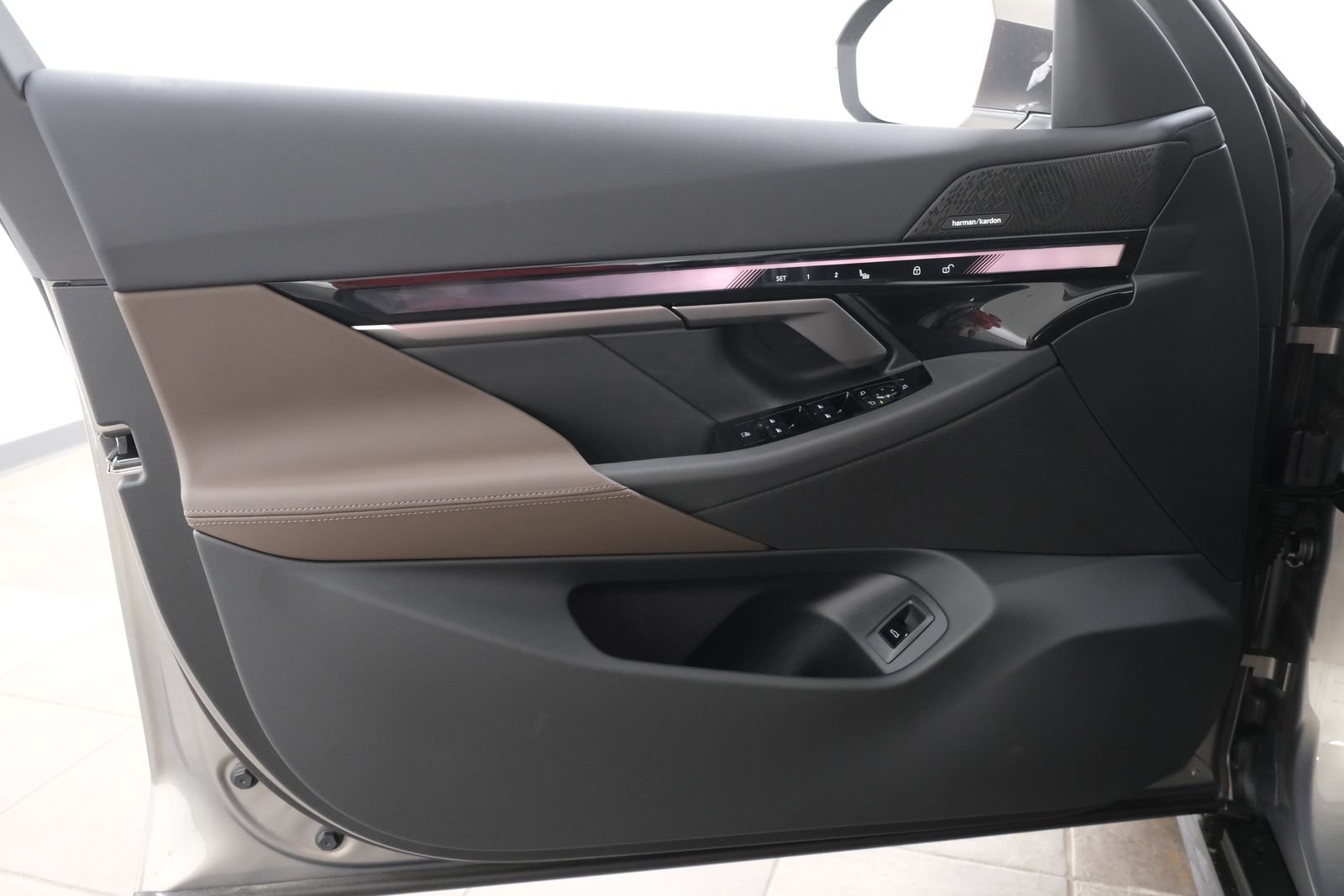 New 2027 Oxide Grey Metallic BMW 530i xDrive image 26