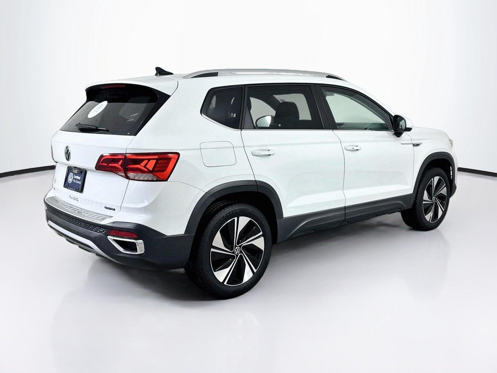 Used 2023 Pure White Volkswagen SE image 2
