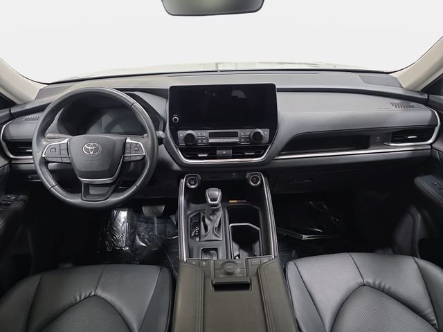 Certified Used 2025 Silver Toyota XLE image 9