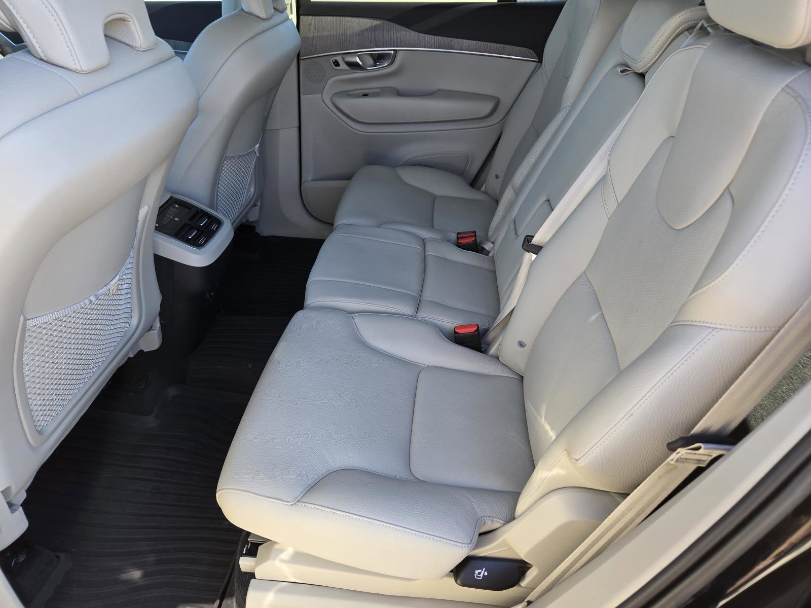 Used 2023 Onyx Black Metallic Volvo Plus image 22