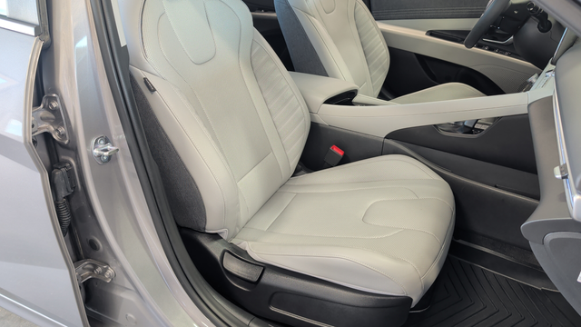 Certified Used 2025 Fluid Metal Hyundai Limited image 25