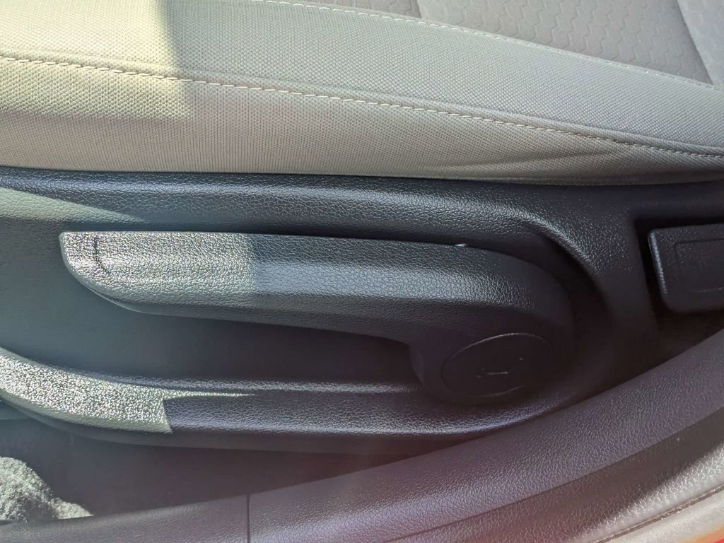 Used 2020 Red Hyundai SE image 18