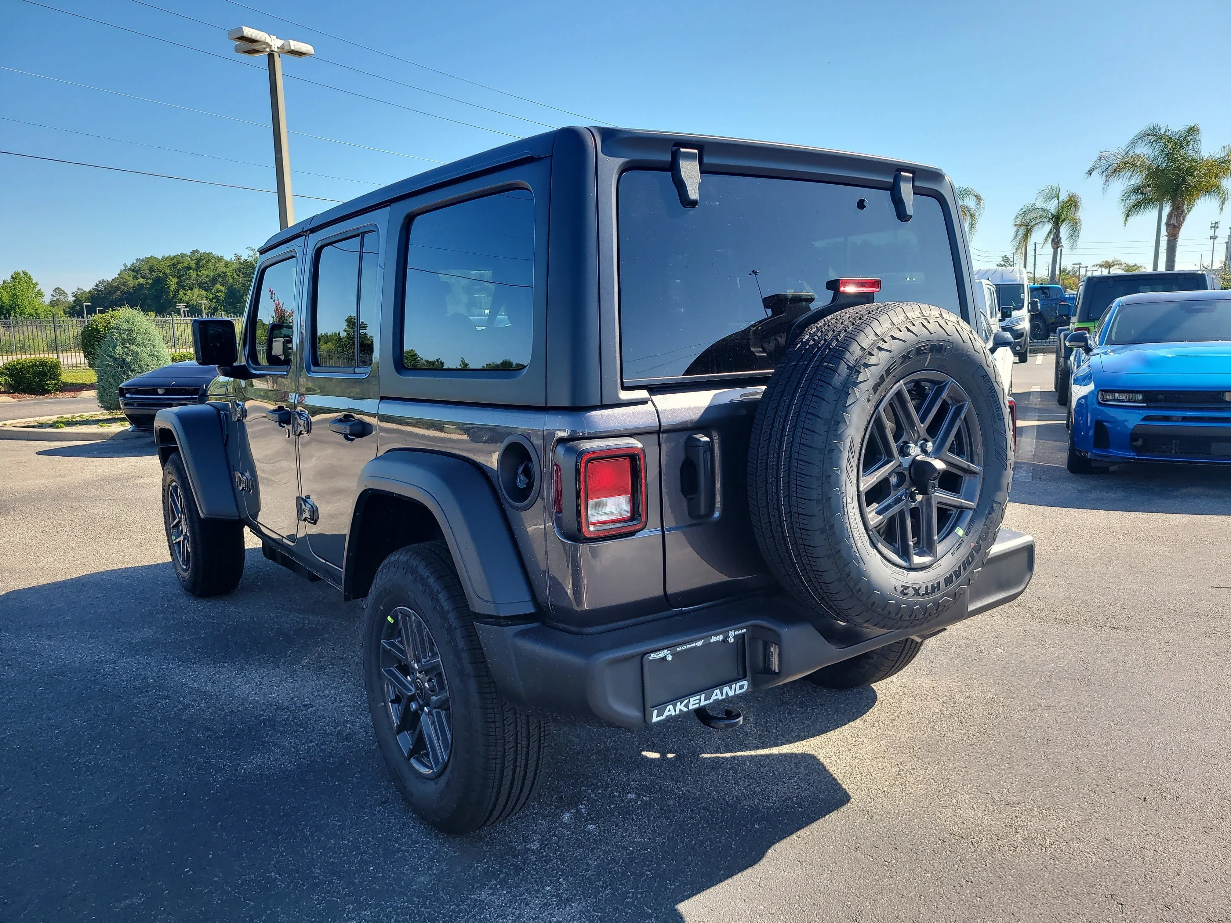New 2026 Granite Crystal Metallic Clearcoat Jeep Sport S image 8
