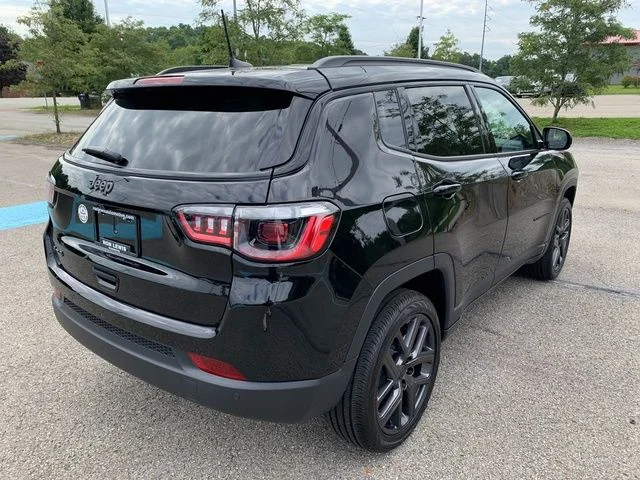 New 2026 Diamond Black Crystal Pearlcoat Jeep Limited image 4