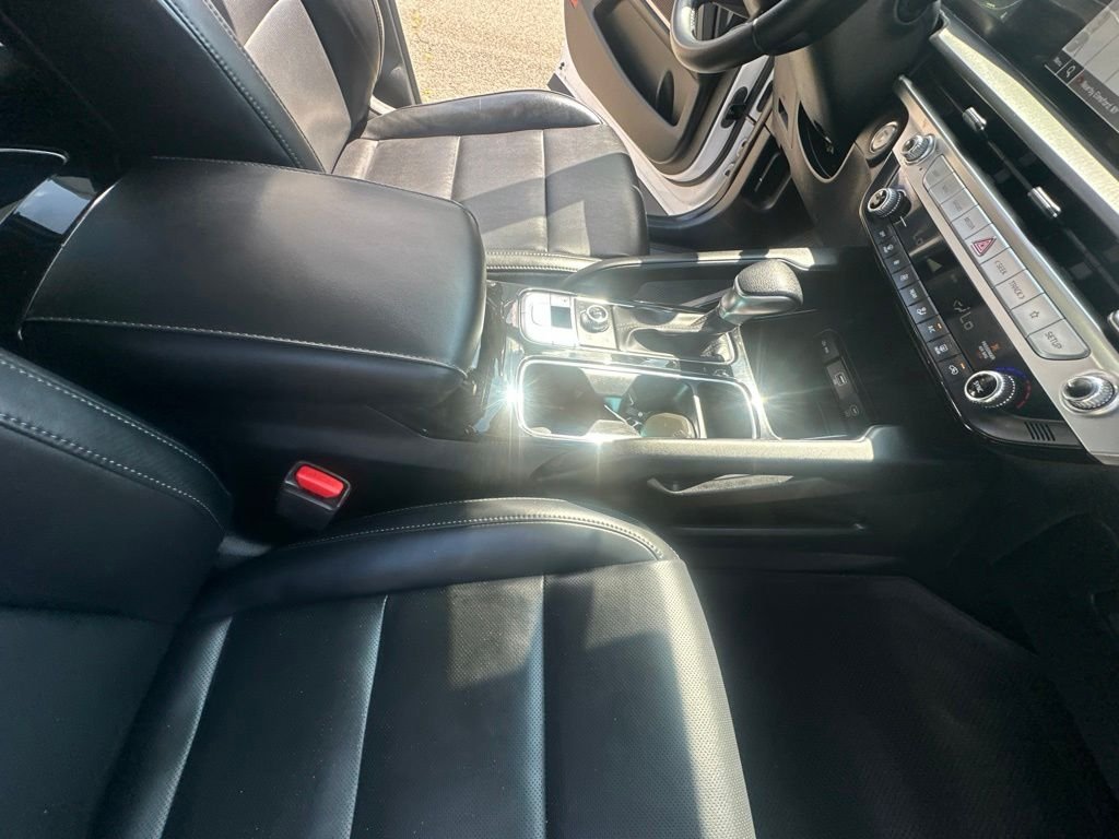 Certified Used 2024 White Kia LX image 37