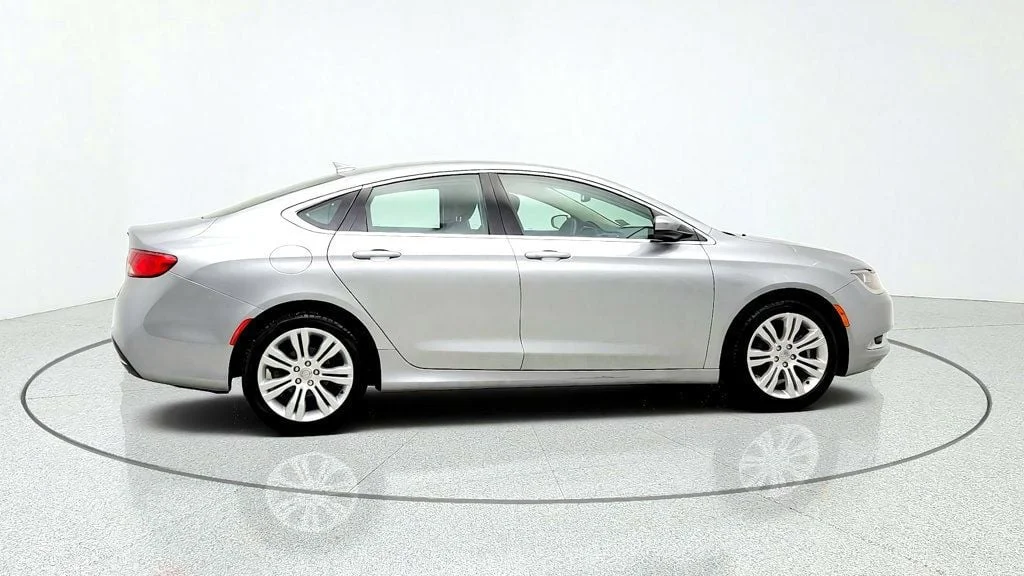 Used 2015 Billet Silver Metallic Clearcoat Chrysler 4dr Sedan Limited FWD image 4