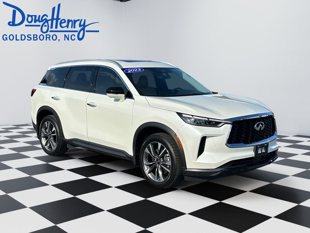 Used 2023 White INFINITI LUXE image 7