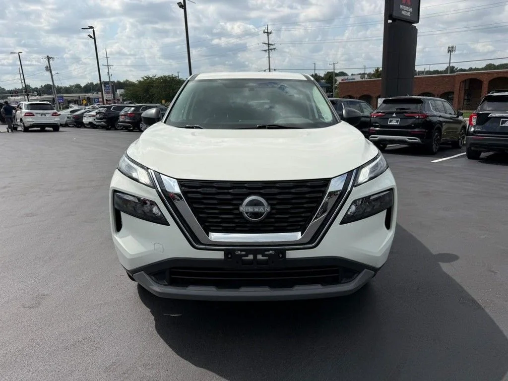 Used 2022 White Nissan S image 10