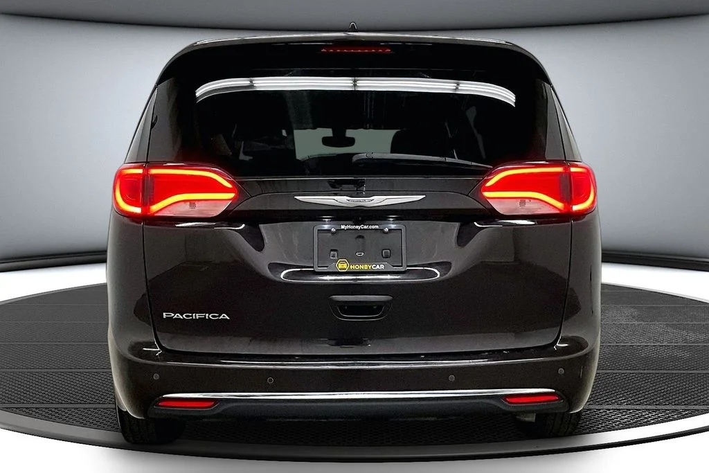 Used 2018 Red Chrysler Touring L image 5