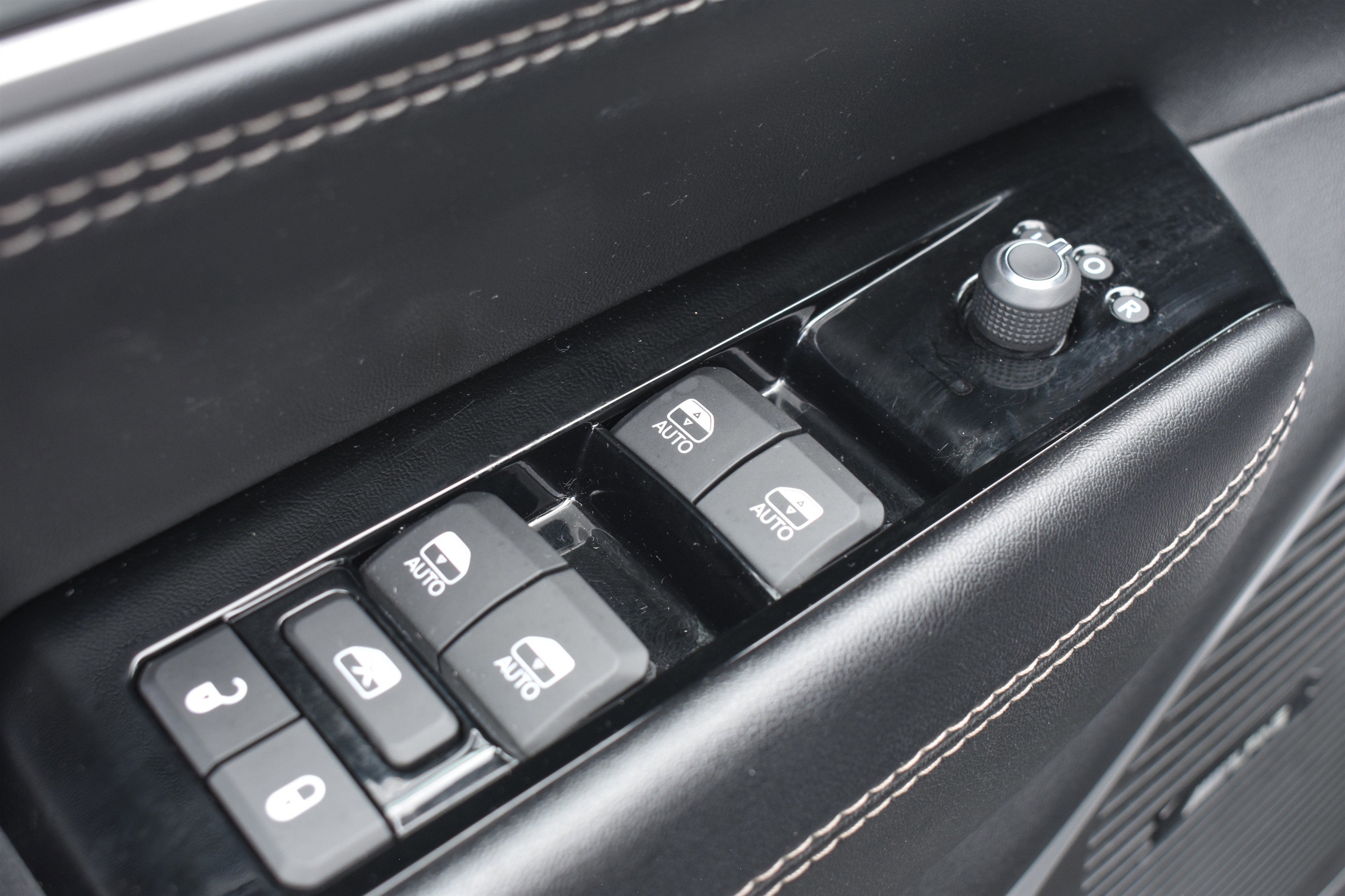 Used 2023 Diamond Black Crystal Pearlcoat Jeep Series II image 12