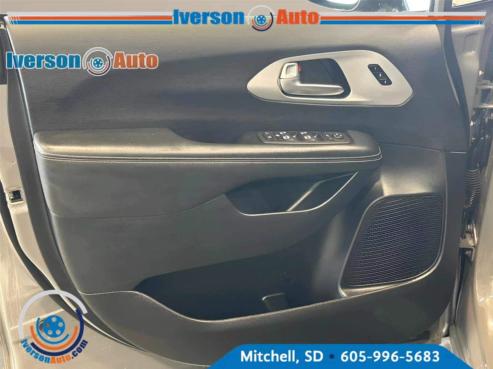 Used 2025 Ceramic Gray Clearcoat Chrysler Limited image 14