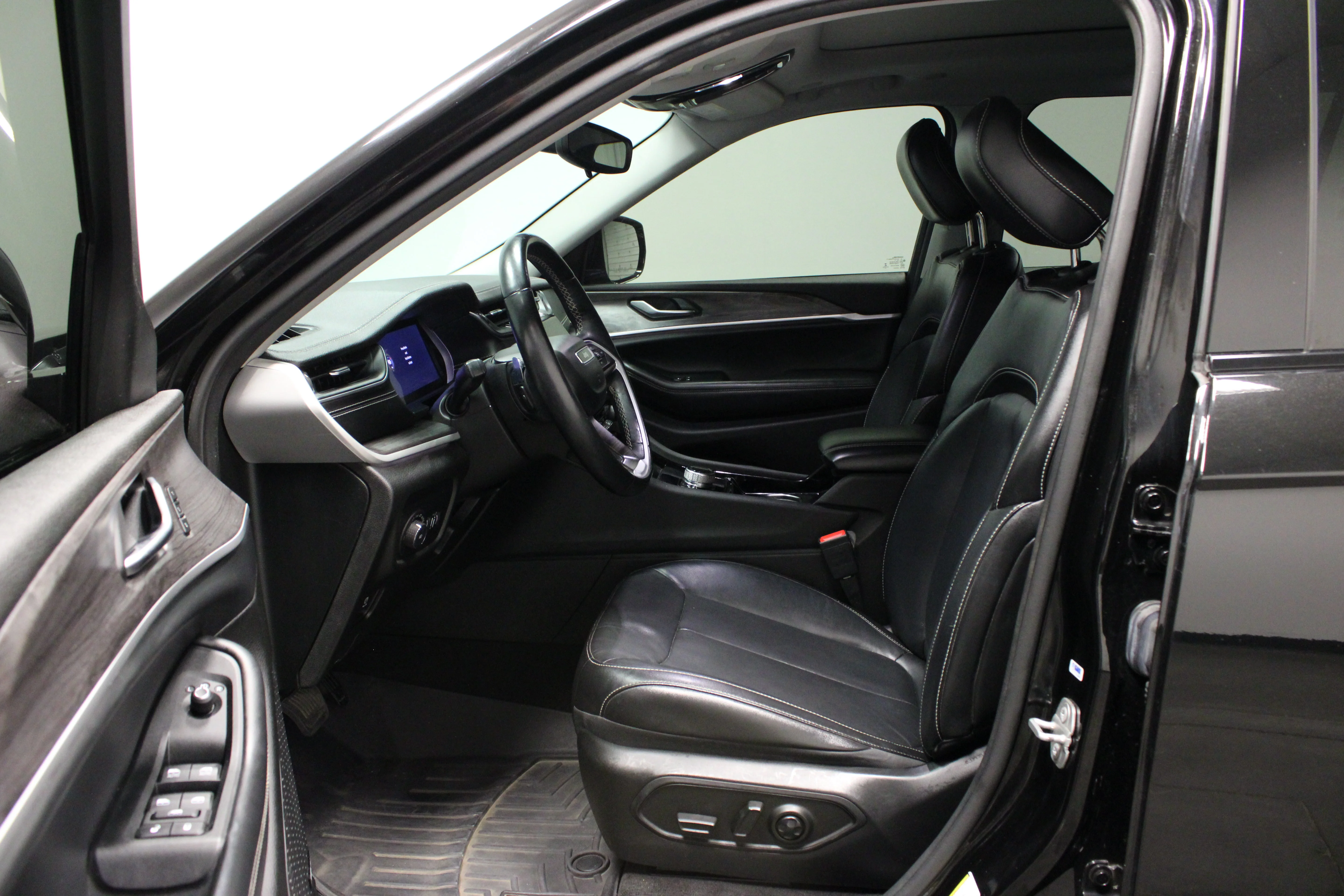 Used 2021 Diamond Black Crystal Pearlcoat Jeep Limited image 17