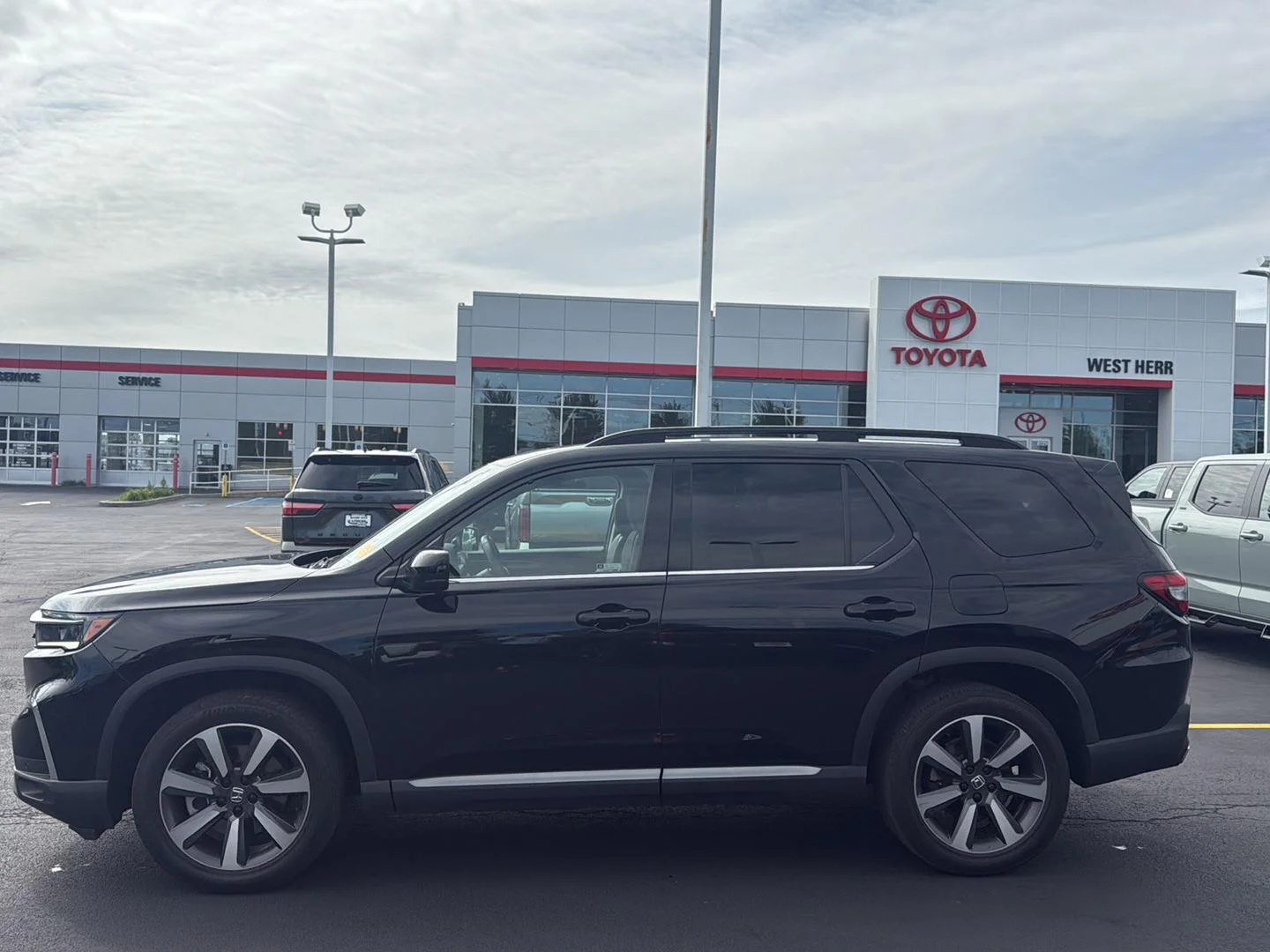 Used 2024 Crystal Black Pearl Honda Touring image 4