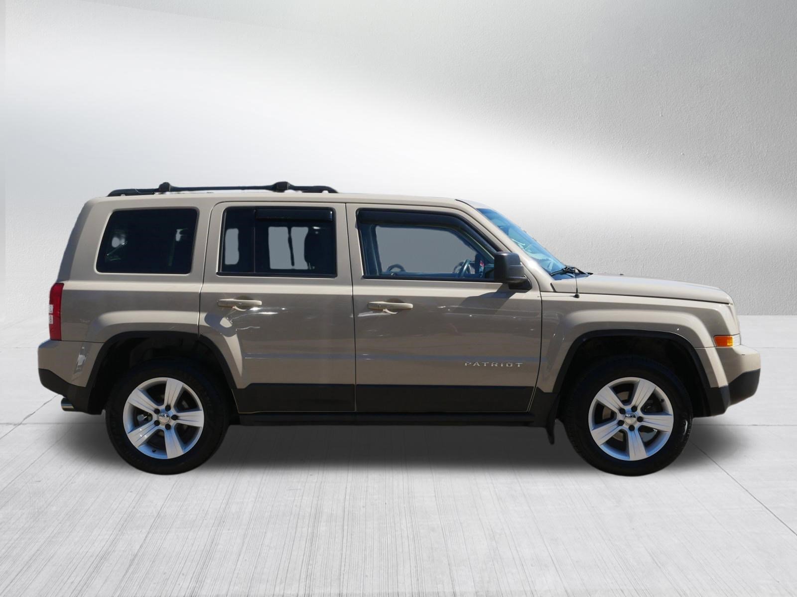 Used 2017 Mojave Sand Clearcoat Jeep Latitude image 8