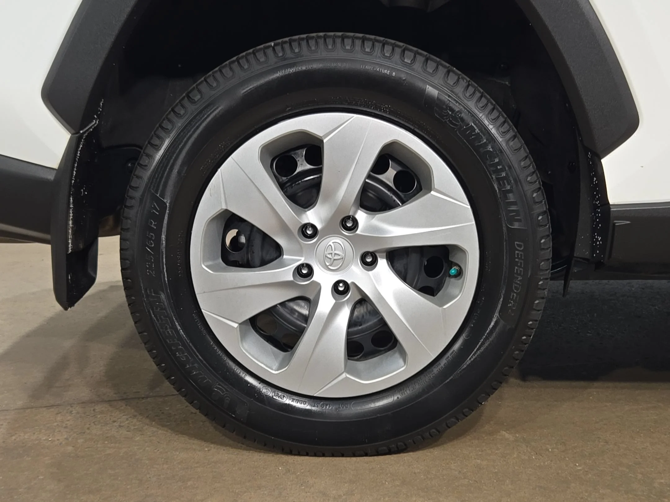 Used 2022 White Toyota LE image 17